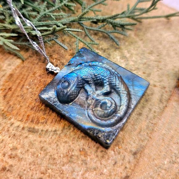 Beautiful Nature Labradorite Flashy Carved Chameleon Tile Pendant Necklace - Picture 8 of 10